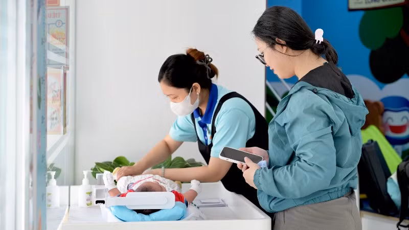 Đang trong giai đoạn giao mùa và thời tiết cực đoan, các chuyên gia y tế khuyến cáo các bậc phụ huynh cần chủ động thực hiện các biện pháp dự phòng và tiêm vaccine cho trẻ.