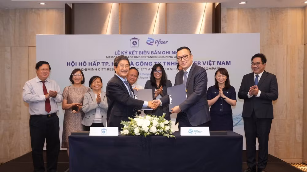 Hội Hô hấp Thành phố Hồ Chí Minh ký biên bản ghi nhớ với Pfizer Việt Nam. (Ảnh: Nguyễn Lê)