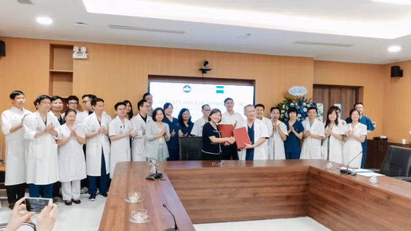 Đại diện hai đơn vị ký kết thỏa thuận hợp tác.