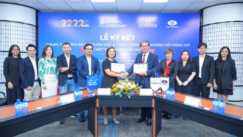 Đại diện Hệ thống nhà thuốc Long Châu ký kết hợp tác cùng đại diện Vitabiotics (Anh). 