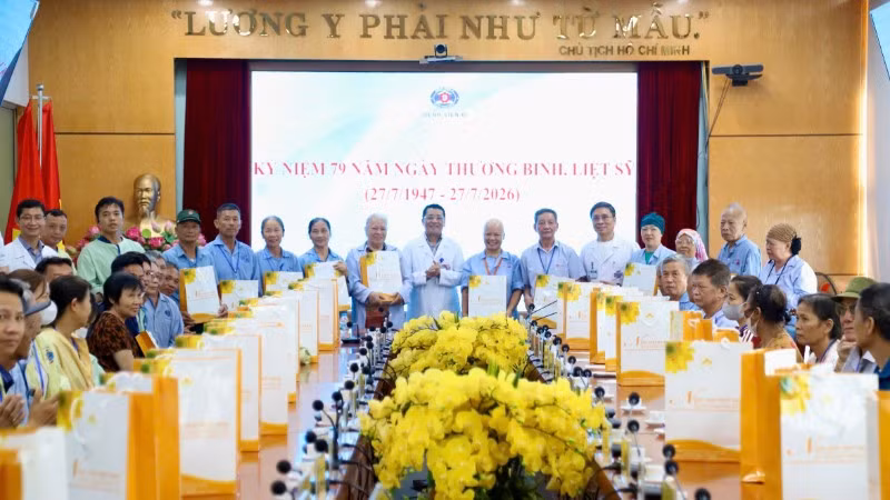 Ban lãnh đạo Bệnh viện K tặng quà cho người bệnh là thương binh, bệnh binh và thân nhân gia đình liệt sĩ.