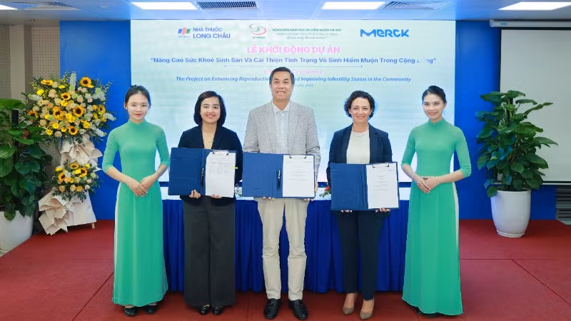 Đại diện các đơn vị ký kết hợp tác khởi động dự án nhằm nâng tầm chăm sóc sức khỏe sinh sản trong cộng đồng.