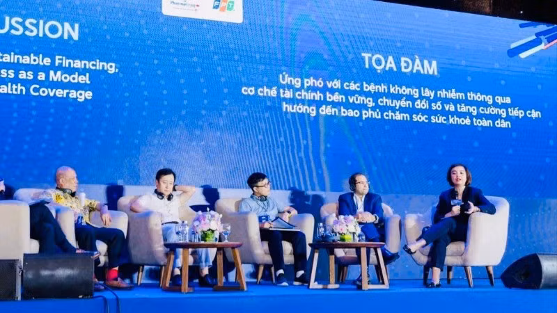 Các đại biểu tham gia phiên tọa đàm tại Diễn đàn “Đổi mới sáng tạo trong lĩnh vực y tế”