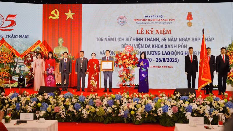 Bộ trưởng Y tế Đào Hồng Lan trao Huân chương Lao động hạng Nhất tặng Bệnh viện đa khoa Xanh Pôn.