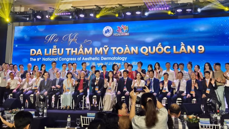 Các chuyên gia, bác sĩ da liễu trong nước và quốc tế tham dự Hội nghị da liễu thẩm mỹ toàn quốc lần thứ 9.