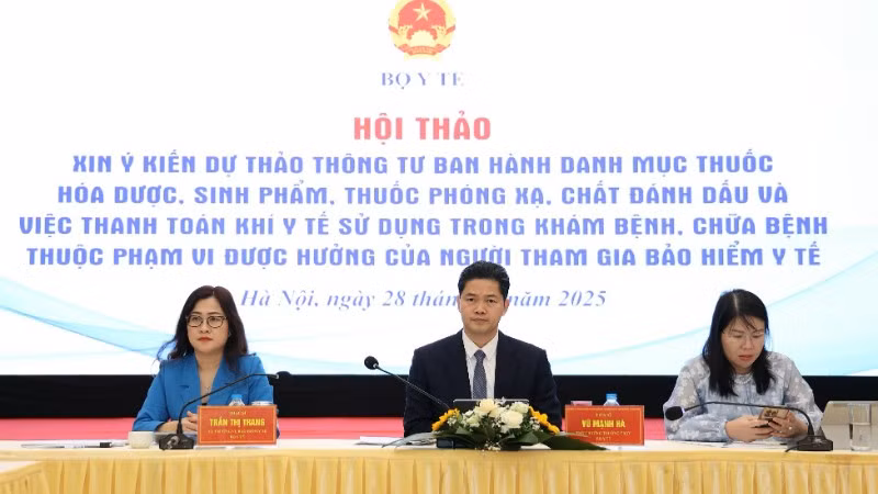 Bộ Y tế đang xây dựng dự thảo danh mục thuốc thuộc phạm vi được hưởng của người tham gia bảo hiểm y tế