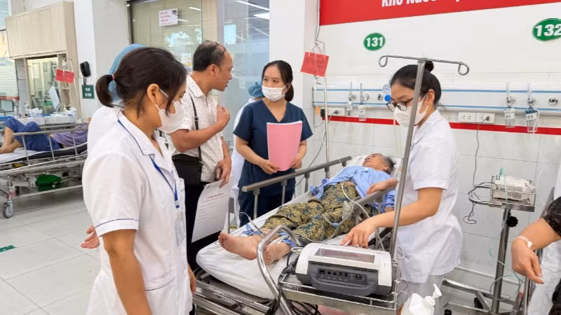Tiếp nhận cấp cứu cho bệnh nhân tại Trung tâm cấp cứu A9.