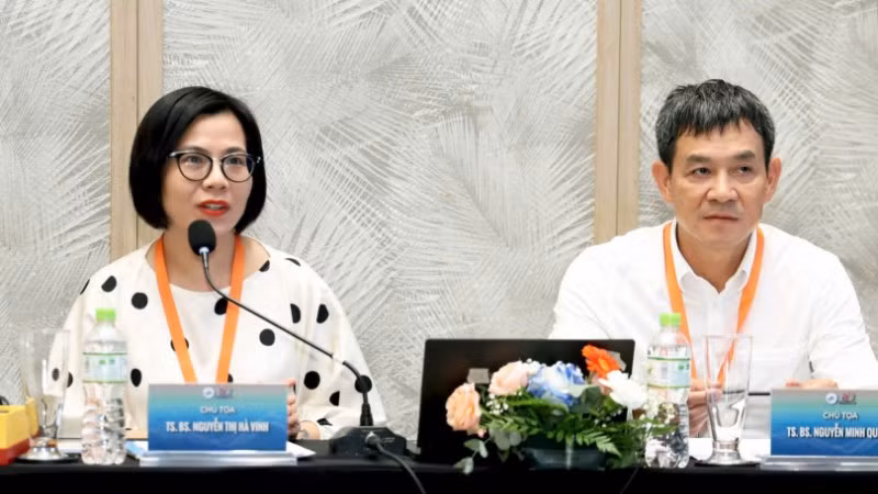 Tiến sĩ, bác sĩ Nguyễn Thị Hà Vinh (bên trái) chủ tọa phiên khoa học về rụng tóc tại Hội nghị Da liễu thẩm mỹ lần thứ 9.