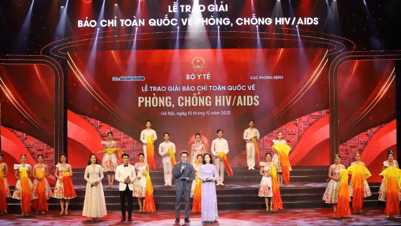 Quang cảnh buổi lễ trao giải báo chí toàn quốc về phòng, chống HIV/AIDS.