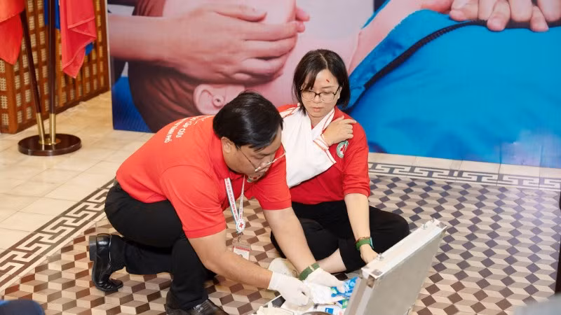 Các bác sĩ Hội Chữ thập đỏ Thành phố Hồ Chí Minh mô phỏng sơ cứu một trường hợp bị tai nạn.