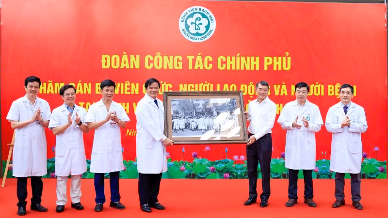 Thủ tướng Chính phủ Lê Minh Hưng chúc mừng Bệnh viện Bạch Mai cơ sở Ninh Bình.