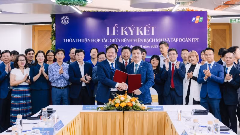 Giám đốc Bệnh viện Bạch Mai Đào Xuân Cơ và Tổng Giám đốc Tập đoàn FPT Nguyễn Văn Khoa trao thỏa thuận hợp tác.