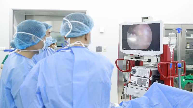 Ê-kíp phẫu thuật đang thực hiện ca phẫu thuật nội soi khớp gối.