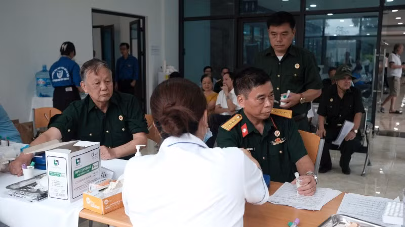 Quy trình lấy máu xét nghiệm để kiểm tra sức khỏe toàn diện cho các đối tượng thương binh, bệnh binh.