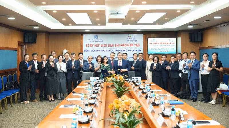 Đại diện Bệnh viện Đại học Y Dược Thành phố Hồ Chí Minh và Hệ thống nhà thuốc và Trung tâm tiêm chủng Long Châu ký kết hợp tác