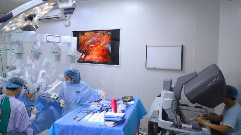 Các bác sĩ sử dụng công nghệ robot thực hiện phẫu thuật cho người bệnh ung thư trực tràng.