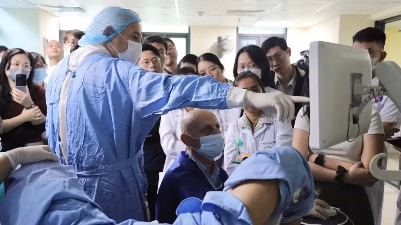 Các chuyên gia nước ngoài chuyển giao kỹ thuật sinh thiết đích tuyến tiền liệt cho bác sĩ Bệnh viện K.