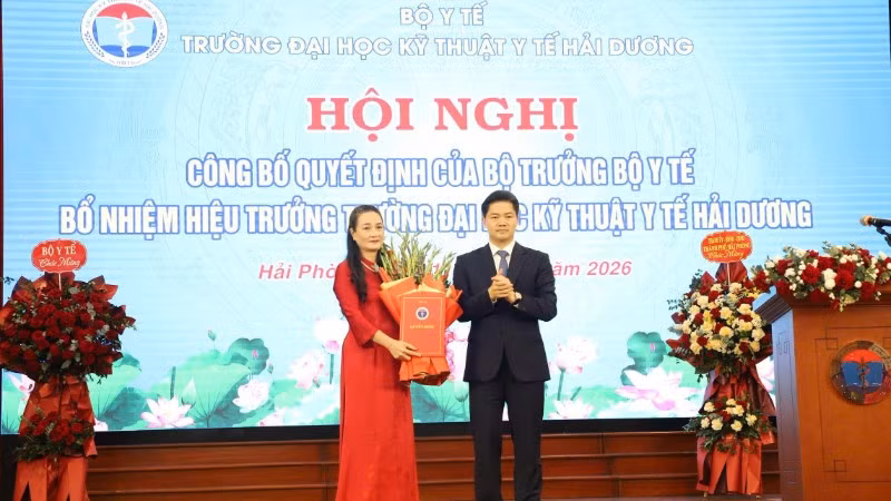 Thứ trưởng Thường trực Y tế Vũ Mạnh Hà trao quyết định bổ nhiệm Hiệu trưởng Trường đại học Kỹ thuật Y tế Hải Dương cho Phó Giáo sư, Tiến sĩ Đinh Thị Diệu Hằng.