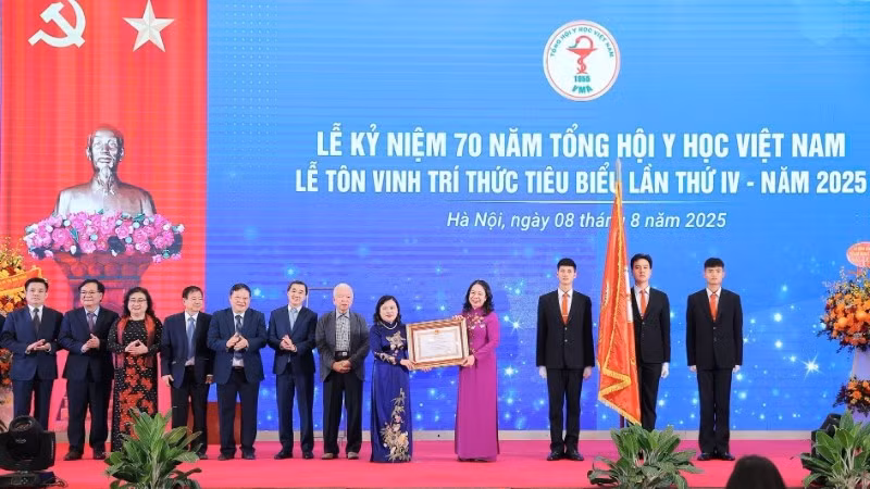 Phó Chủ tịch nước Võ Thị Ánh Xuân trao Huân chương Lao động hạng nhất tặng Tổng hội Y học Việt Nam (Ảnh LÊ ĐÔNG/TTXVN)