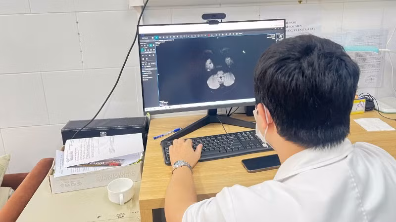 Các bác sĩ đánh giá tổn thương của người bệnh trên kết quả chẩn đoán hình ảnh.