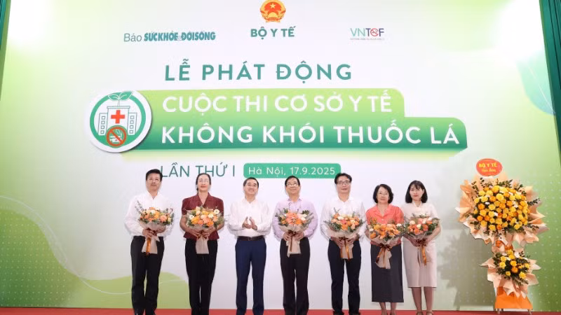 Tặng hoa Hội đồng Giám khảo.