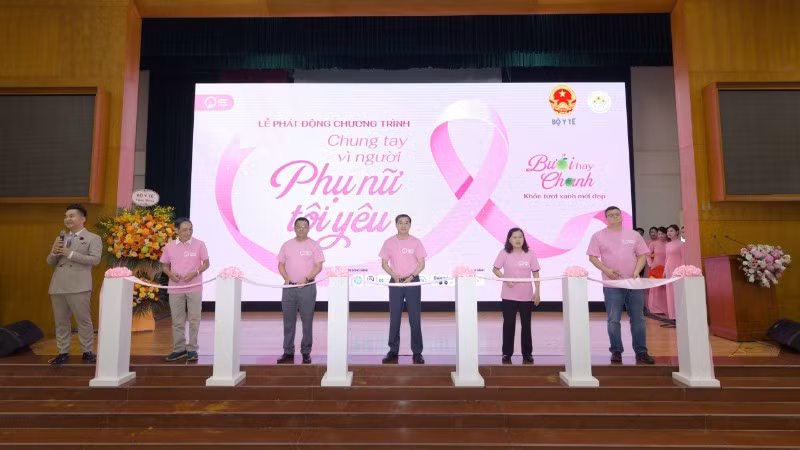 Các đại biểu cắt băng lễ phát động chiến dịch truyền thông nâng cao nhận thức về bệnh ung thư vú năm 2025.