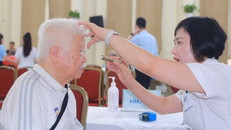 Các bác sĩ thăm khám sức khỏe cho người dân.
