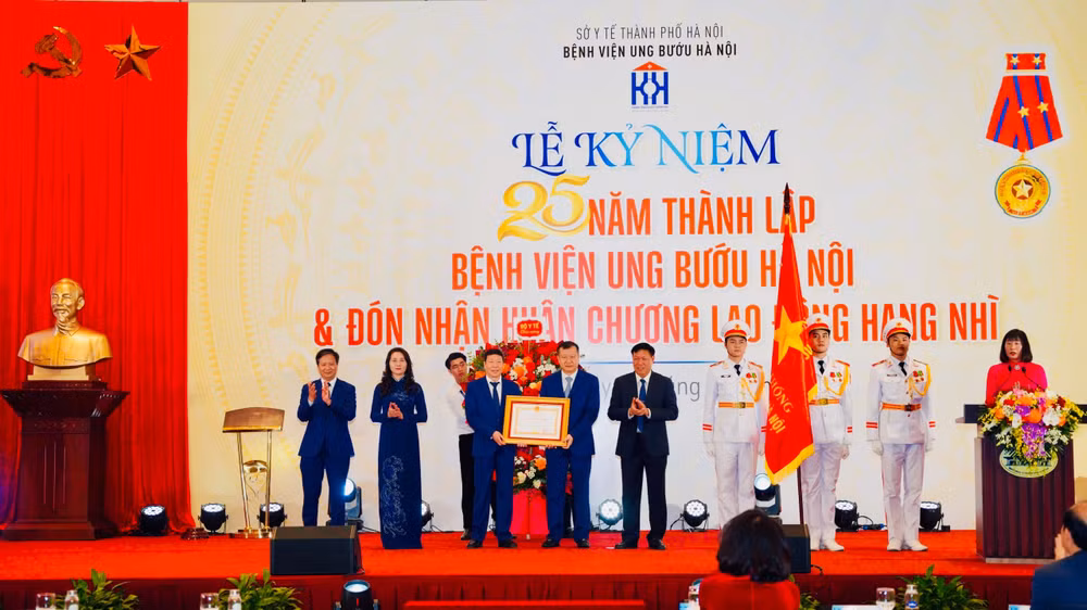 Trao tặng Bệnh viện Ung bướu Hà Nội Huân chương Lao động hạng Nhì.