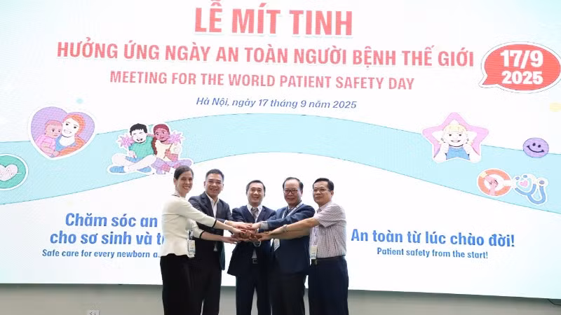 Đại diện Bộ Y tế, Tổ chức Y tế Thế giới tại Việt Nam hưởng ứng Ngày An toàn người bệnh thế giới (17/9).