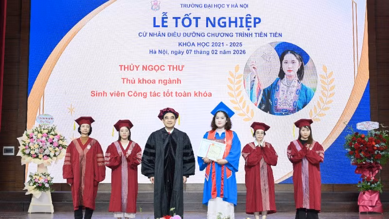 Giáo sư, Tiến sĩ, Bác sĩ Nguyễn Hữu Tú dự lễ trao bằng cho sinh viên Trường đại học Y Hà Nội.