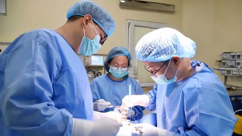 Một ca phẫu thuật cho người bệnh có sự hỗ trợ của công nghệ định vị có dây. (Ảnh: Bệnh viện cung cấp)