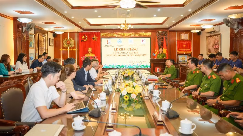 Quang cảnh lễ khai giảng chương trình.