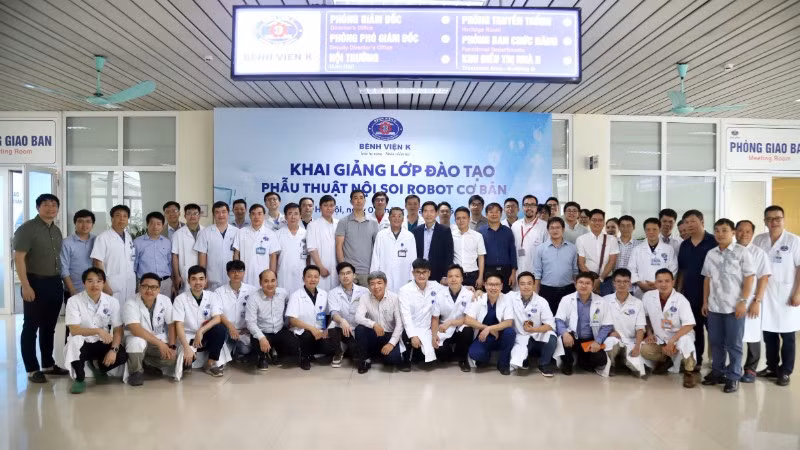 Giảng viên và học viên tham gia khóa đào tạo phẫu thuật nội soi robot cơ bản.