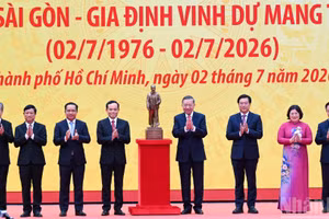 Tổng Bí thư, Chủ tịch nước Tô Lâm trao bức tượng Chủ tịch Hồ Chí Minh tặng Đảng bộ, chính quyền và nhân dân Thành phố Hồ Chí Minh.