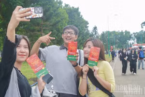 Đông đảo người dân đã có mặt từ sớm để xếp hàng nhận vé tham dự chương trình nghệ thuật chính luận đặc biệt “Tổ quốc trong tim”.