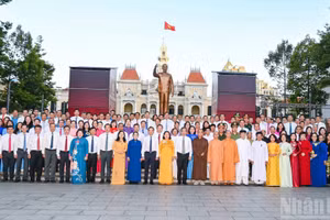 Lãnh đạo Thành phố Hồ Chí Minh dâng hoa tưởng niệm Chủ tịch Hồ Chí Minh nhân dịp kỷ niệm 50 năm thành phố Sài Gòn-Gia Định vinh dự mang tên Bác. 