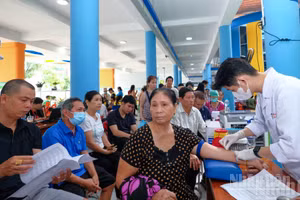 Trạm Y tế xã Nhà Bè tổ chức chương trình khám sức khỏe toàn dân.