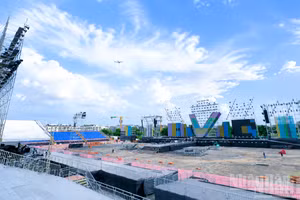 Vượt nắng, thắng mưa, công nhân, kỹ sư miệt mài thi công sân khấu, bảo đảm tiến độ chương trình “Tổ quốc trong tim”.