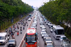 Các phương tiện nối đuôi nhau trên tuyến đường dẫn ra cửa ngõ thành phố, nhưng chưa xảy ra ùn tắc nghiêm trọng.