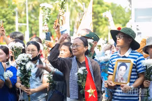 [Ảnh] Người dân Thành phố Hồ Chí Minh xúc động tiễn đưa các liệt sĩ về nơi an nghỉ 