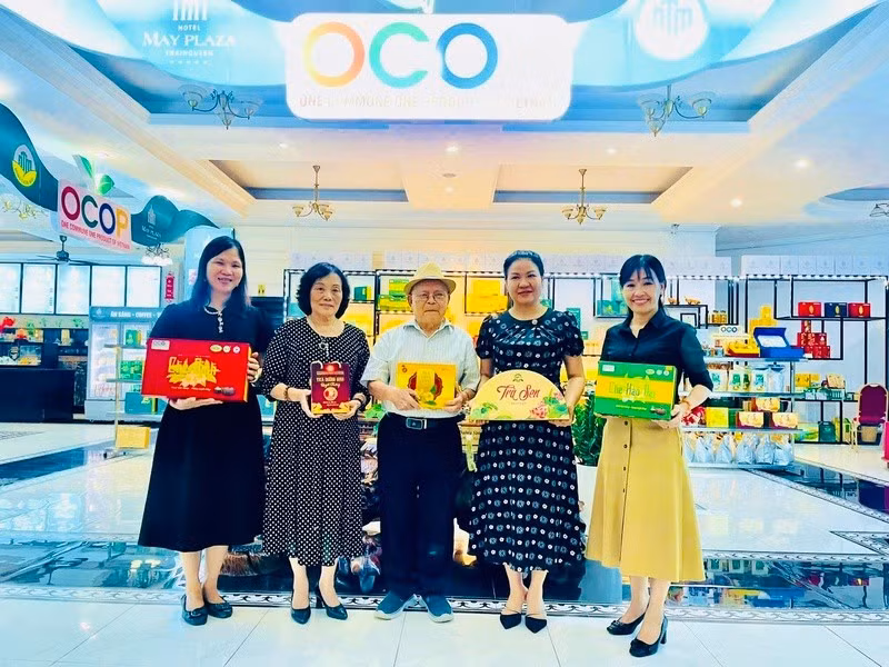 Phó Giáo sư, Tiến sĩ Trần Ninh người phát hiện ra 25 loại trà hoa vàng.