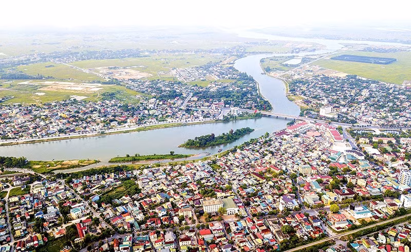 Phường Đông Hà, nhìn từ trên cao, sông Hiếu đầy năng lượng chảy qua trung tâm đô thị.