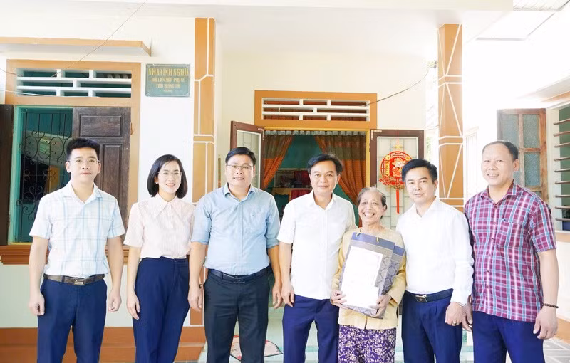 Lãnh đạo tỉnh Quảng Trị và xã Vĩnh Linh thăm bà Nguyễn Thị Dỏ, vợ liệt sĩ Nguyễn Văn Sơn.
