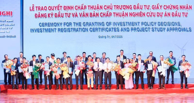 Lãnh đạo tỉnh Quảng Trị trao Quyết định chấp thuận chủ trương đầu tư; Giấy chứng nhận đăng ký đầu tư và Văn bản chấp thuận nghiên cứu dự án đầu tư cho các doanh nghiệp.