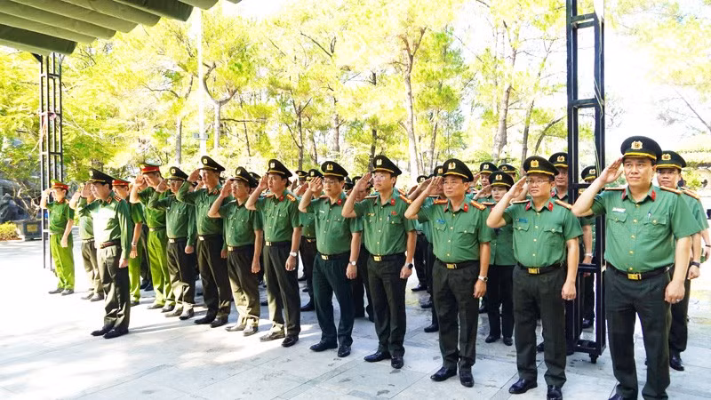 Đoàn công tác của Bộ Công an tri ân các Anh hùng liệt sĩ tại Nghĩa trang Liệt sĩ quốc gia Trường Sơn.