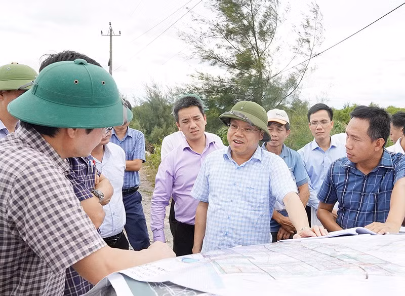 Phó Chủ tịch Ủy ban nhân dân tỉnh Quảng Trị Lê Đức Tiến kiểm tra thực địa trên tuyến dự án.