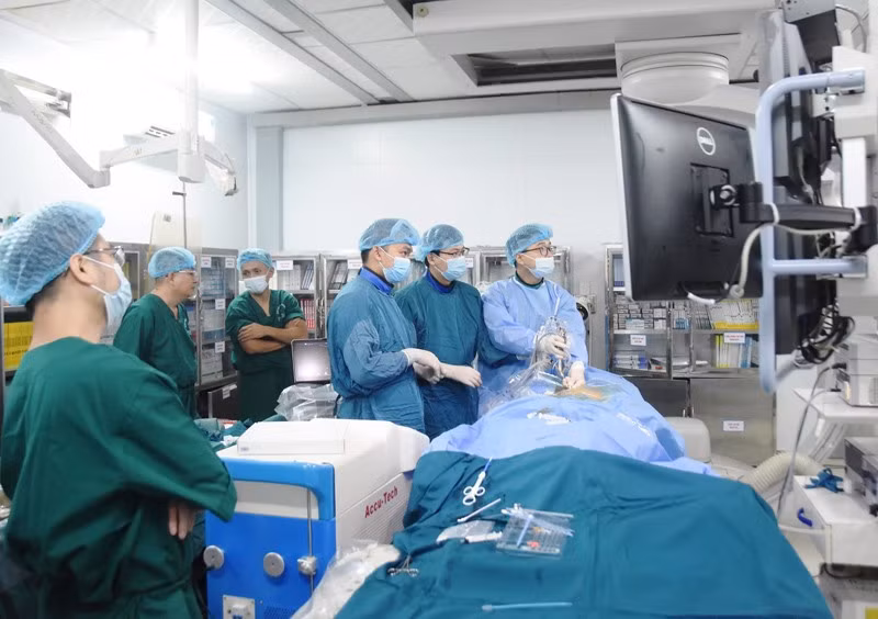Bác sĩ Bệnh viện Hữu nghị Việt Đức hỗ trợ các bác sĩ Bệnh viện Đa khoa tỉnh Quảng Trị thực hiện kỹ thuật tán sỏi mật qua da. 