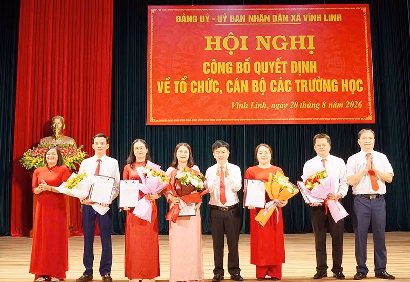 Lãnh đạo xã Vĩnh Linh trao quyết định thành lập các trường học. (Ảnh: Mỹ Hằng)