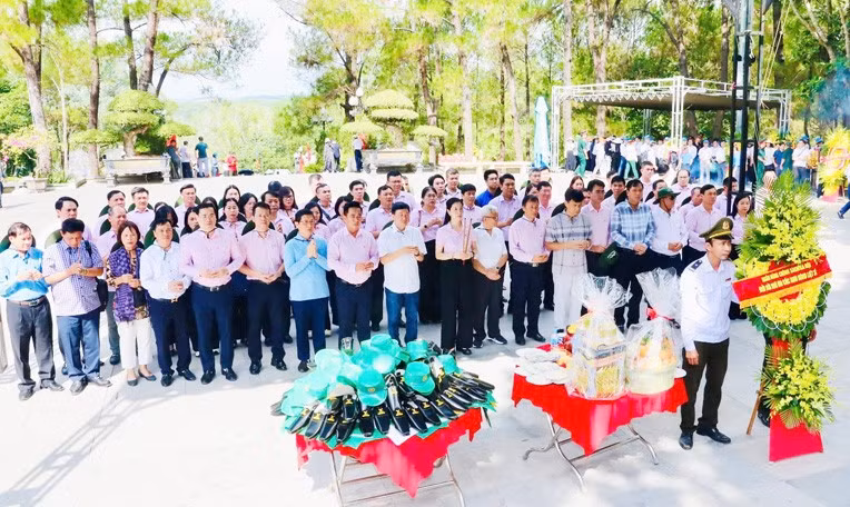 Đoàn đại biểu Ngân hàng Chính sách xã hội Việt Nam dâng hương tri ân các Anh hùng liệt sĩ tại Nghĩa trang Liệt sĩ quốc gia Trường Sơn. 