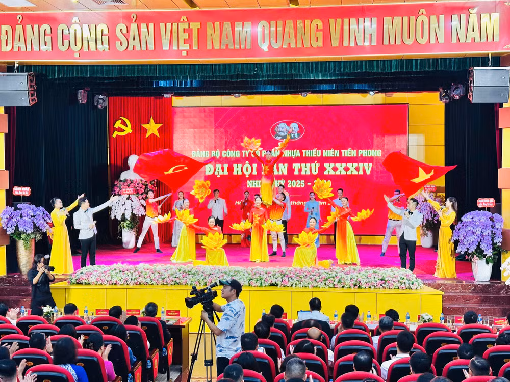 Các tiết mục văn nghệ chào mừng đại hội.